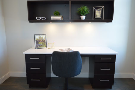 Schreibtisch und Büromöbel aufbauen lassen