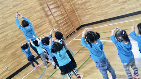 函館市の英語幼稚園＆子供向け英会話教室で体育の授業をしているネイティブ講師と子どもたち
