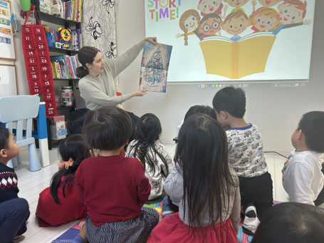 函館市の英語幼稚園＆子供向け英会話教室でネイティブ講師と英語を学ぶ子どもたち