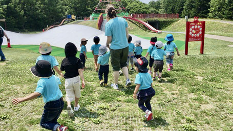 函館市の英語幼稚園＆子供向け英会話教室で園外活動をしているネイティブ講師と子どもたち