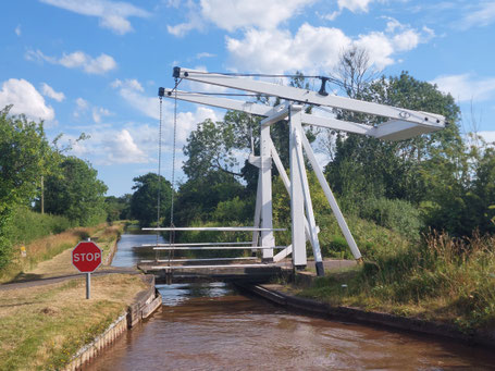 Handgekurbelte Klappbrücke