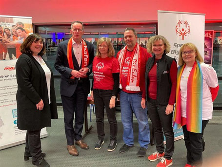 SORLP aktiv beim "Tag der Vielfalt": V.l.n.r.: Jutta Steinruck (Oberbürgermeisterin LU); Michael Ebling (Innenminister RLP); Angelika Krauß, Claus Majolk, Margit Trübenbach (alle SORLP); Beate Steeg (Beigeordnete LU), Bildquelle SORLP Website