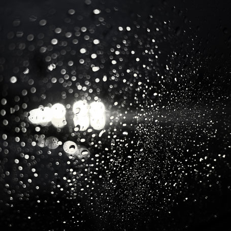 Lichter, Dunkelheit und Regen
