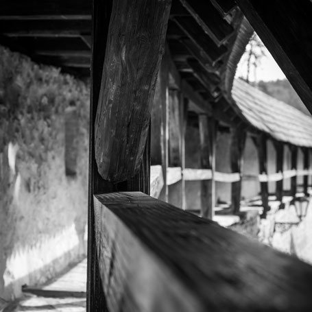 Begehbarer Teil der Stadtmauer Berching