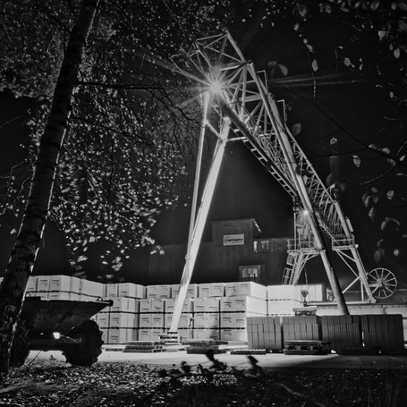 Gipswerk - Ladekran bei Nacht