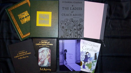 Im Uhrzeigersinn: The Hobbit, The Ladies of Grace Adieu, Coraline 10th Anniversary, Lemony Snicket 1