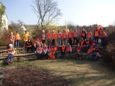 Nach getaner Arbeit lieferten die Schüler die vollen Müllsäcke im Schulgarten ab.