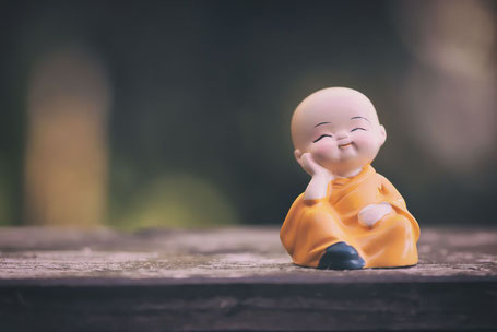 zufrieden aussehende Buddha Figur sitzend