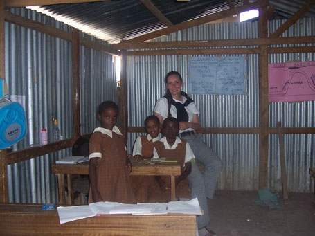 Acatex-Gründerin, Yvonne Weber, beim unterrichten in Kenia