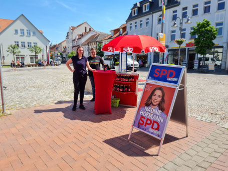 Nadine Hofmann und Robert Drews am Wahlkampfstand