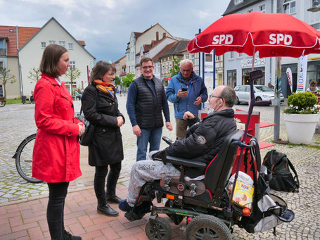 v. L. Nadine Hofmann, Katja Pähle, Robert Drews und Erhard Prehm am Wahlkampfstand
