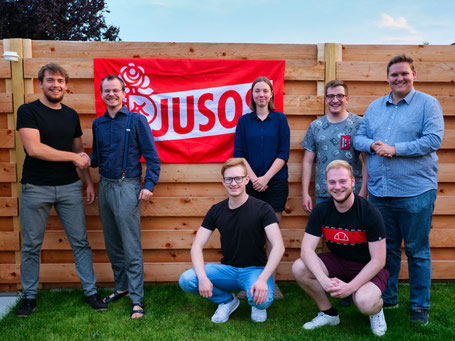 Juso Vorsitzender Simon Herting gratuliert Arvid Schwerin zur Nominierung. Die Jusos Justin Wellner, Juliane Hofmann, Robert Drews, Lucas Neuling und Florian Lüdtke (v.l.) unterstützen ihn. Foto: Arvid Schwerin