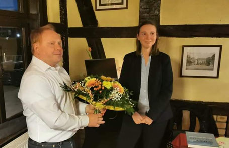 Steve Kanitz bedankt sich für Unterstützung bei seiner Wahlkampfleiterin Nadine Hofmann