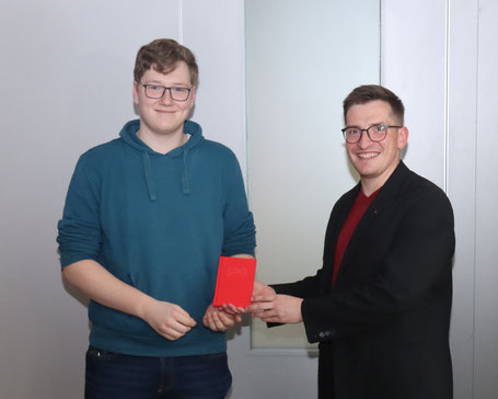 Henry Ulbrich erhält von Robert sein Parteibuch