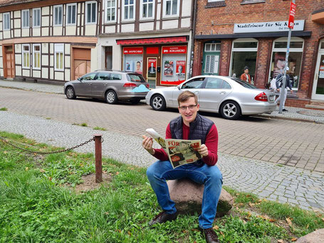 Robert Drews wirft ein Blick in die Zeitung und weiß, dass die SPD gewinnt.