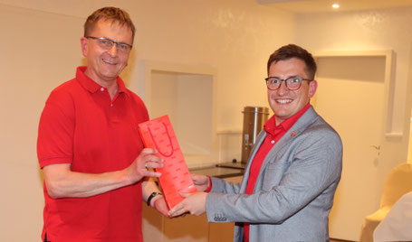 Olaf Meining erhält die ersten Glückwünsche von Robert Drews