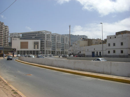 De part et d'autre du Boulevard Sidi Mohamed Ben Abdellah : la Marina flambant neuve fait face à des quartiers d'habitat ancien qui n'ont pas bénéficié de la réhabilitation de la Médina. Photo : Quentin Nam