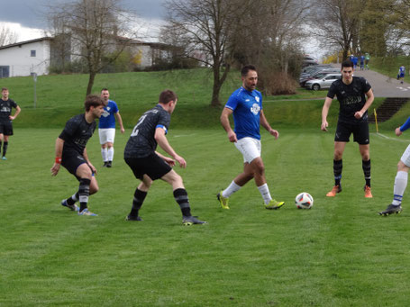 Abdullah Deregözü traf zum zwischenzeitlichen 1:1 Ausgleich im Kellerduell gegen Baustetten.