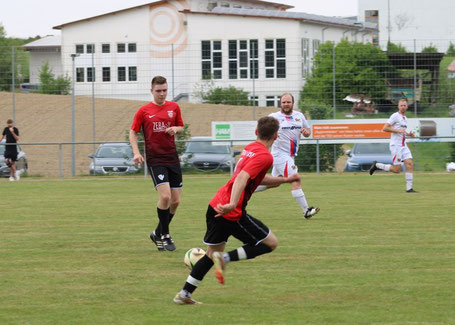 Jonathan Heger spielt den Ball in die Spitze zum startenden Raphael Fischer.