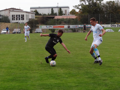 Kevin Metzger tanzt mit Ball und Gegenspieler.