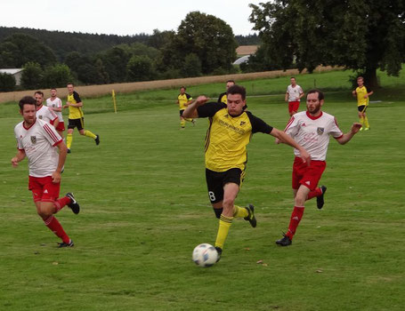 Siegtorschütze Philipp Neumann (rechts) hier im Laufduell mit einem Gegenspieler