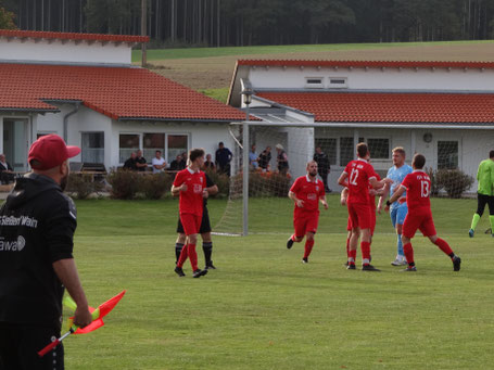 Zwischenzeitlicher Jubel beim 1:0 durch Marvin Barth. Coach Andreas Schmid (links) gibt schon während des Torjubels weitere taktische Anweisungen.