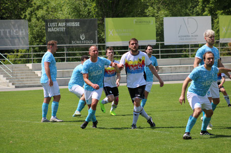 Nicolai Ertle und Aaron Stehle (im Hintergrund) hatten es gegen Baustetten nicht immer einfach.