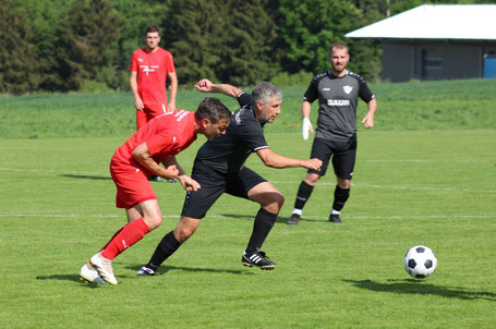 Karl-Heinz Wiegelmann im Dauereinsatz. Am Vormittag siegte der AH-Spieler noch als Trainer seiner C-Junioren. Nachmittags dann stand er in der Startelf der 1. Mannschaft. Chapeau!