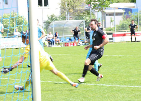 Kapitän Tobias Dolpp erzielt in dieser Szene den 2:4 Siegtreffer.