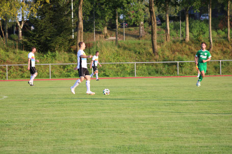 Matthias Schewe am Ball. Leider glücklos gegen den TSV Kirchberg II.