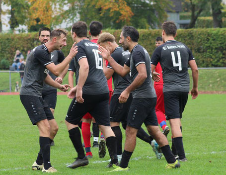 Torschützen unter sich: Dominik Heger (links) und Abdullah Deregözü bejubeln den 3:3 Ausgleichstreffer.