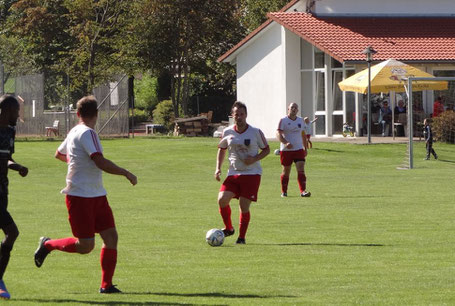 Doppeltorschütze Patrick Kloos (links), Torschütze Elmar Ströbele und Kevin Losert (im Hintergrund) drehten die Begegnung gegen Inter Laupheim.