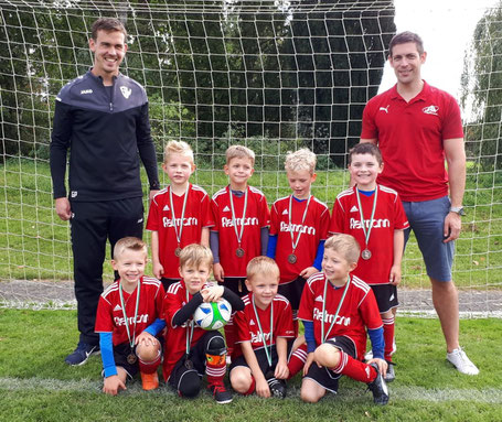 Stolz präsentieren die Bambini ihre Medaillen vom Bambinispieltag in Balzheim.