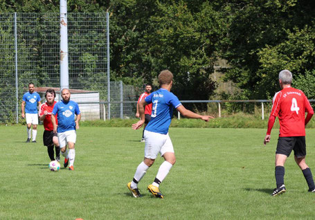 Doppeltorschütze Daniel Kabwatshi zeigt seinem Mitspieler Sezgin Pasov an, wo er den Ball haben möchte.