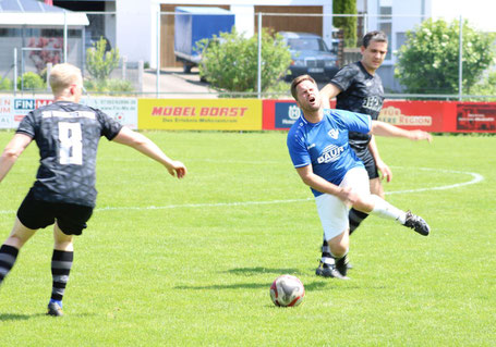 Abteilungsleiter Raffael Eberle streifte sich gegen Baustetten selbst ein Trikot über und musste in dieser Szene ordentlich einstecken.