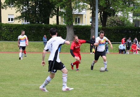 Elmar Ströbele setzt sich hier gegen seinen Gegenspieler durch.