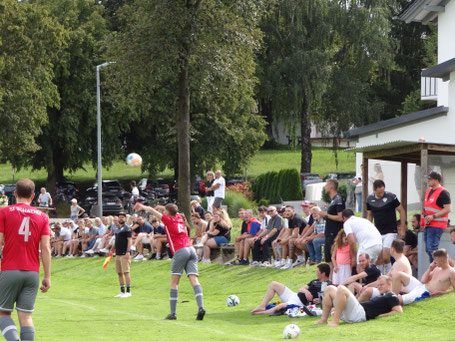 "Ausverkaufte" Ränge im Gemeindederby gegen Schwendi dürften unseren Kassenwart gefreut haben.