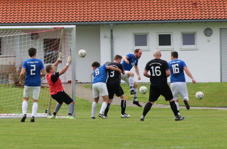 Wo ist der Ball in dieser Szene wirklich? So viel sei verraten: Ein Ball ist richtig  