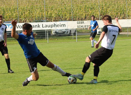 Bernhard Neuhauser wie ihn die Zuschauer kennen und lieben. Immer voller Einsatz im Kampf um den Ball.