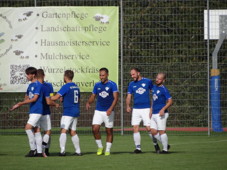 Freude bei den Spielern über den ersten Saisonsieg.