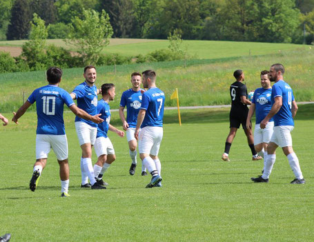 Marius Kern (2. von links) nahm nach dem 1:0 die Glückwünsche entgegen.