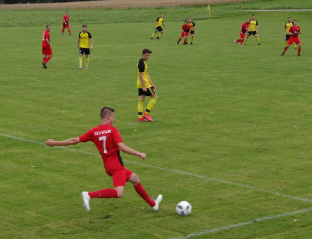 "Rookie" Jan Weißenberger tritt einen Freistoß in die gegnerische Hälfte.