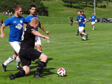 Jens Köhler (links) und Christian Neuhauser verteidigten erfolgreich beim Auswärtsspiel in Fischbach.