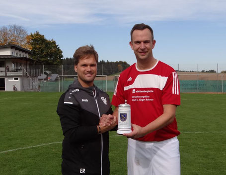 Tobias Guter freut sich mit Abteilungsleiter Raffael Eberle über die besondere Auszeichnung zum "Rekordspieler der SF Sießen i.W."