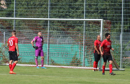 Die Neuzugänge Fabian Eberle (Torhüter) und Daniel Kabwatshi (zweiter von rechts) konnten die Niederlage nicht verhindern.