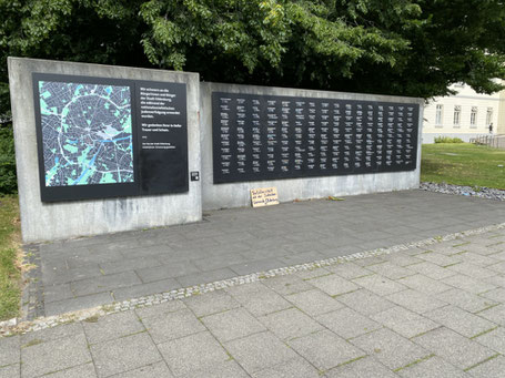 Die inzwischen gereinigte Gedenkwand (28.07.2021)