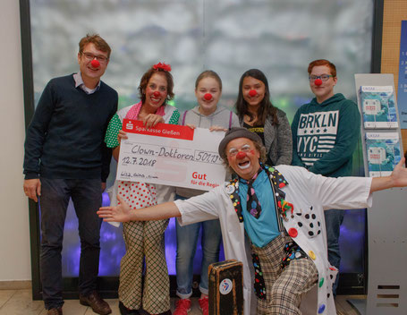 Spendenübergabe an die Clowndoktoren