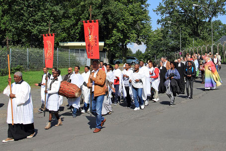 Eritreische und deutsche Christen ziehen gemeinsam durch Gießen // Foto: Schmidt