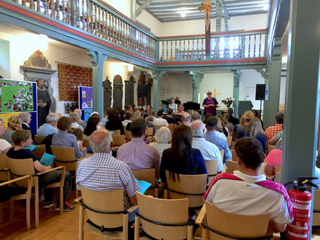 Gut besucht: Der Begrüßungsgottesdienst der neuen Konfirmand/innen // Foto: Gömmer