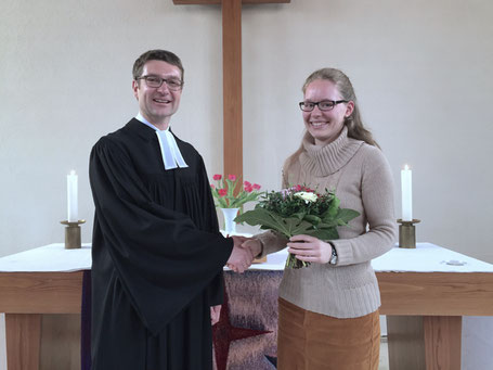 Pfarrer Brand dankt Sarah Breitstadt für 3 Jahre Leitung des KinderCHORprojekts // Foto: Gömmer